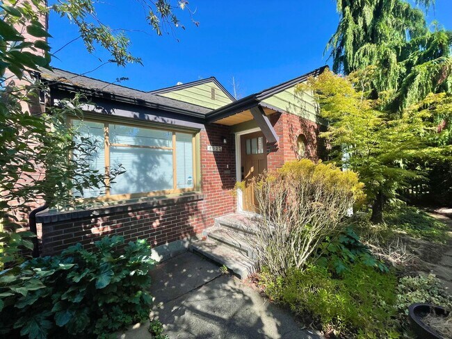 Foto del edificio - Gorgeous Four-Bed Home in Ballard!