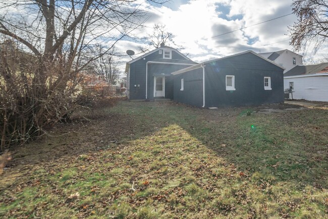 Building Photo - Three Bedroom Green Bay House