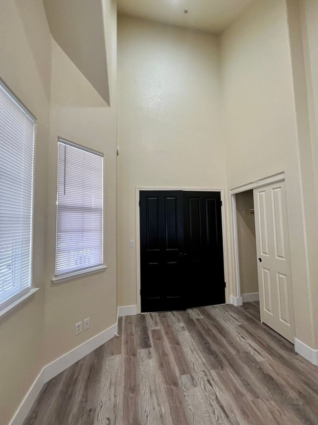 Building Photo - Come check out this lovely 3 bedroom 3 bath home Conveniently located near the Marlow Shopping ce...