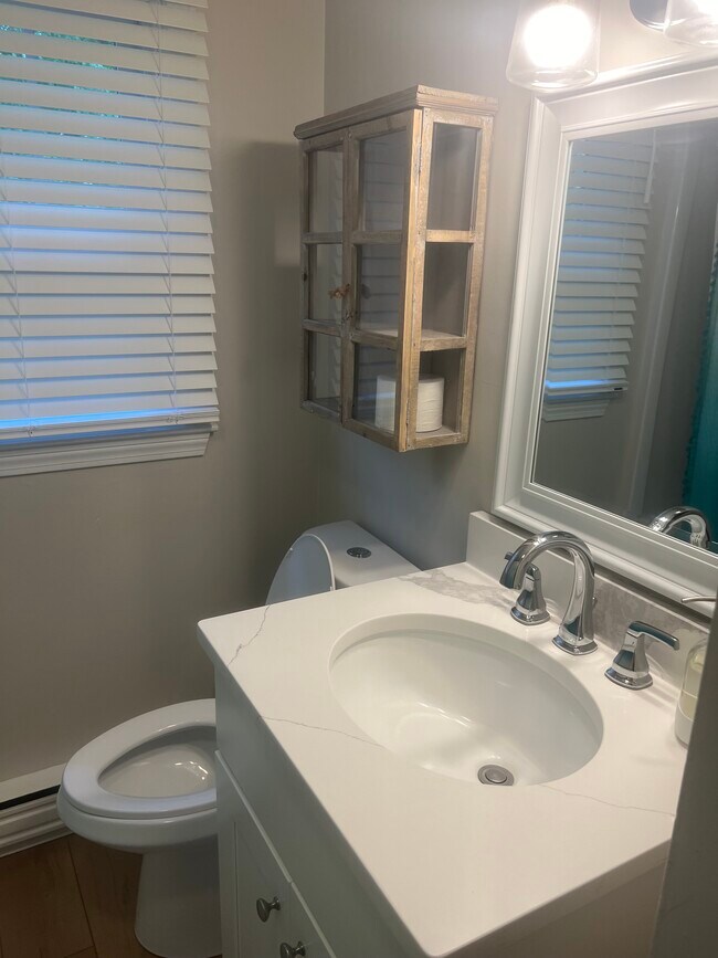 Full Bath - 15 Townhouse Rd