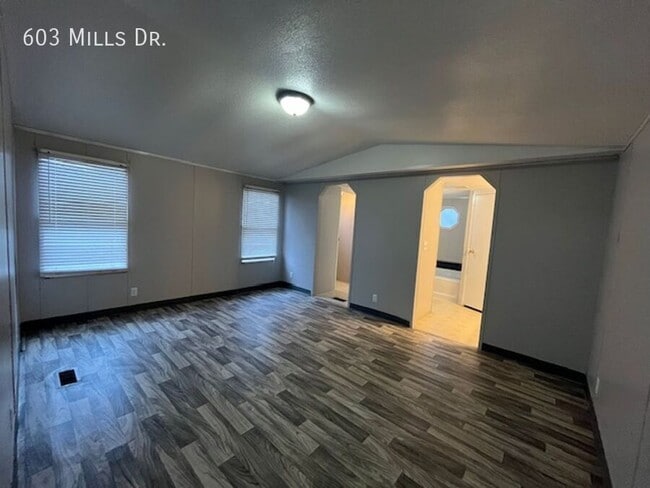 Foto del edificio - 603 N Mills Dr