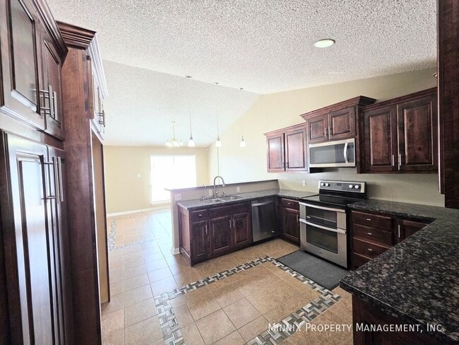 Foto del edificio - 1325 E Cowden Ave