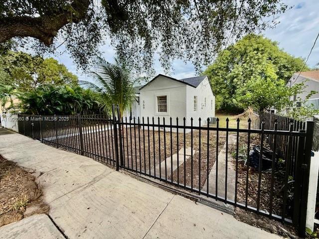 Foto del edificio - 569 NW 42nd St