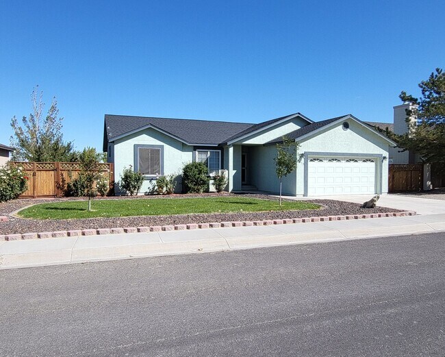 Foto del edificio - Charming 3 Bedroom 2 Bathroom Desert Lakes Home, Fernley