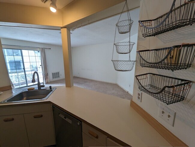 Foto del edificio - 2 Bed 1 Bath Second Floor Corner Unit