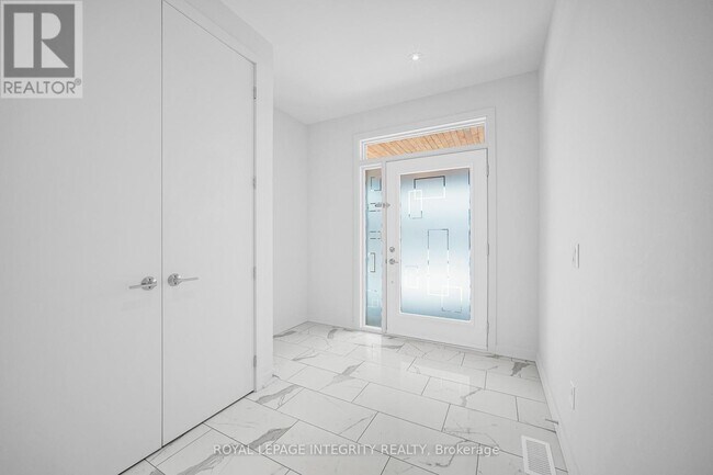 Photo du bâtiment - 899 Ralph Hennessy Ave