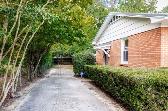Foto del edificio - Home centrally located within Fayetteville...