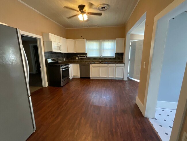 Foto del edificio - Large Home in Joplin!  3 bedroom, 2 bathro...