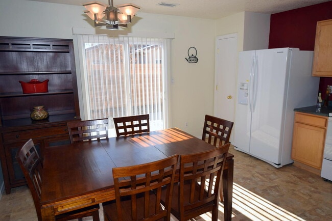 Building Photo - VISTA DEL NORTE 2 bedroom 2 bath 2/CG