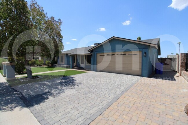 Building Photo - 320 W Nopal Pl