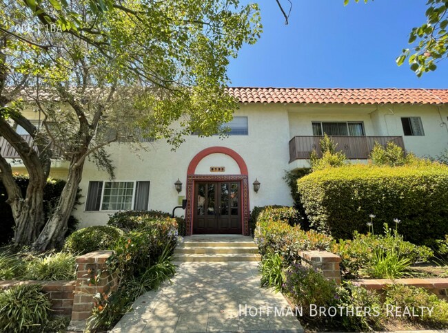 Foto del edificio - 9725 Charnock Ave