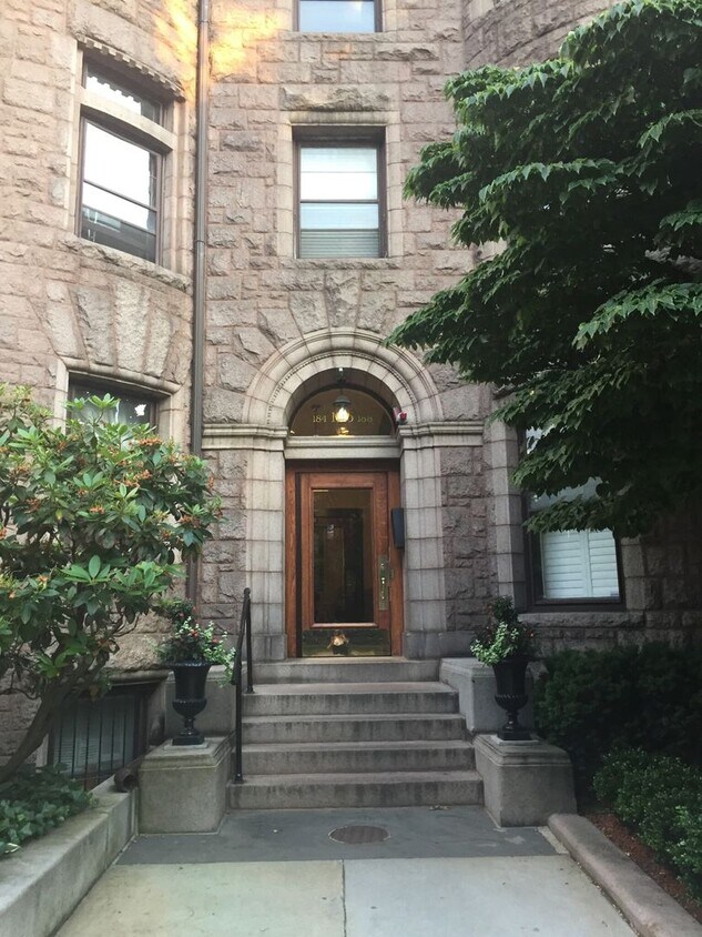 Foto del edificio - Back Bay Apt w 2 baths - H/HW Inc!  Pet Ne...