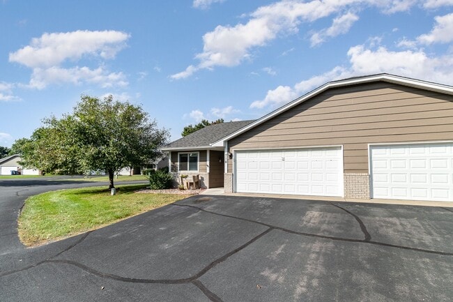 Building Photo - 2 Bed | 1 Bath Updated One Level Home