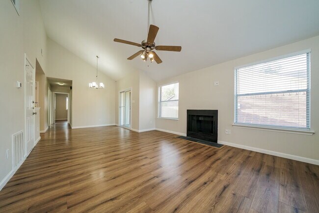 Foto del edificio - 6732 Woodsmoke Way