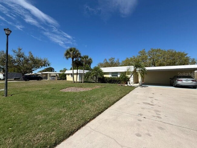 Foto del edificio - 5835 Tidewood Ave