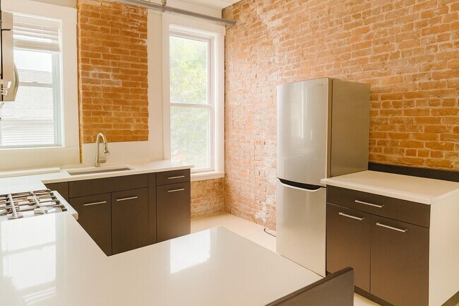 Foto del edificio - 155 Midland Ave