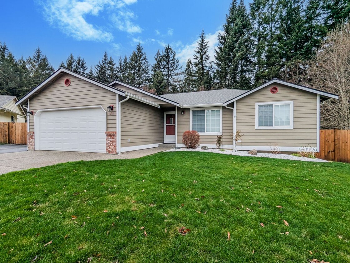 Foto principal - Custom & upgraded 3 bed, 2 bath rambler w/...