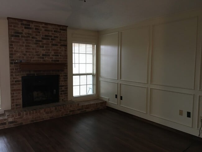 Building Photo - 3/2/2 SHISD