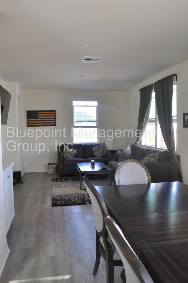 Building Photo - 3 story IB Townhome 2bd 2.5 baths