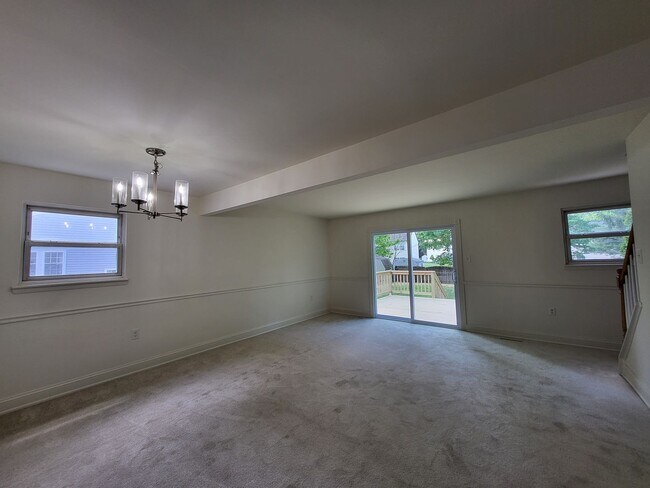 Foto del edificio - HUGE Yard and New Kitchen!