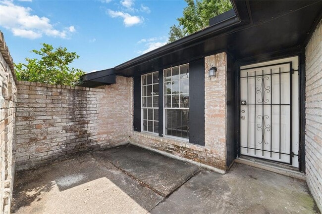 Foto del edificio - 5618 Briarwick Ln