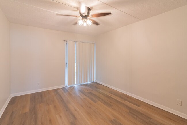 Foto del edificio - 830 E Park Ave