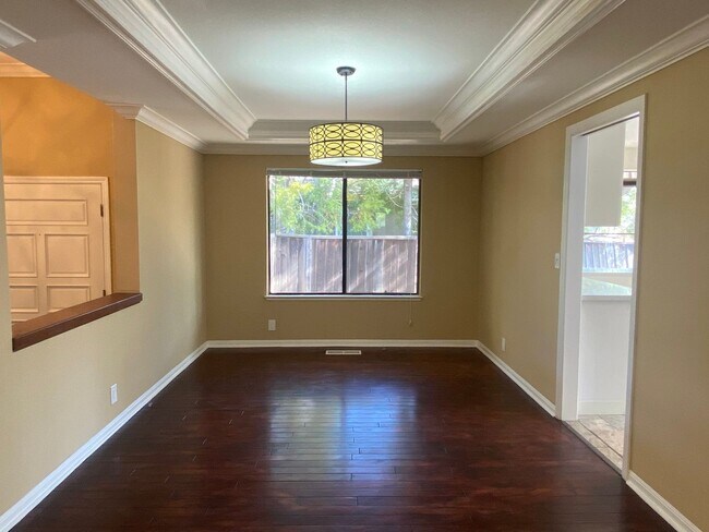 Building Photo - Gorgeous 4 Bedroom 2.5 Bath in Prime Cuper...