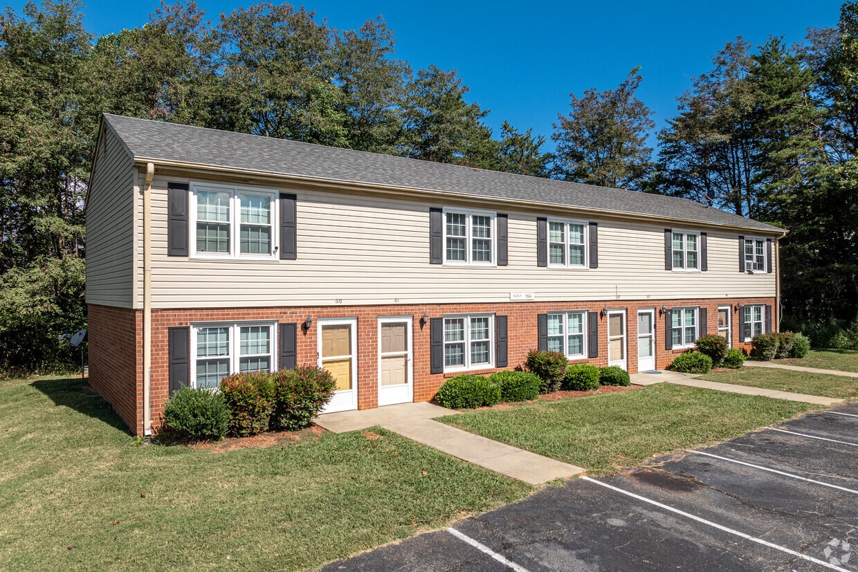 Primary Photo - Cardinal's Crest Apartments