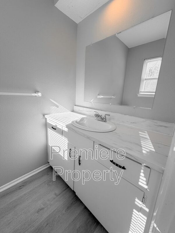 Building Photo - 223 N Oak Dr