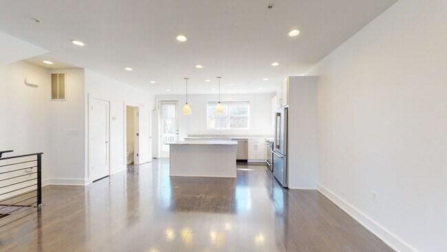 Foto del edificio - Stunning and Spacious Duplex in Brookland w/ Parking!