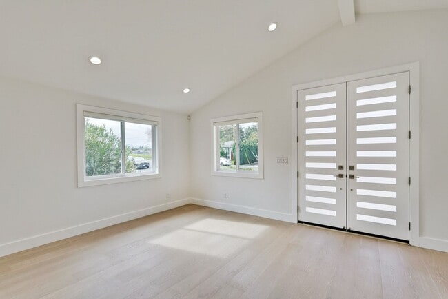 Building Photo - Gorgeous 4 Bed 3 Bath House on a Corner Lot!