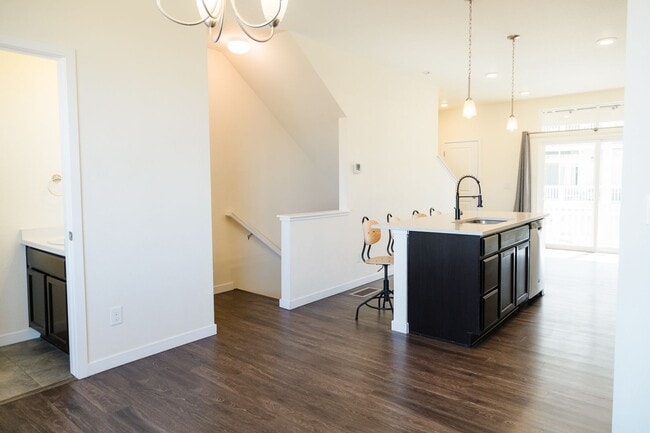 Building Photo - Nice, Clean 2 bedroom townhome with 2 prim...