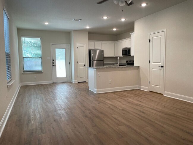 Building Photo - 10318 Lynwood Vlg