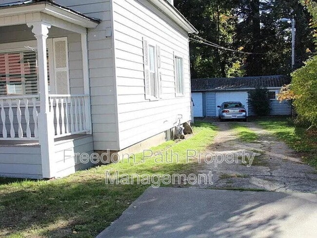 Building Photo - 528 E Reid Ave