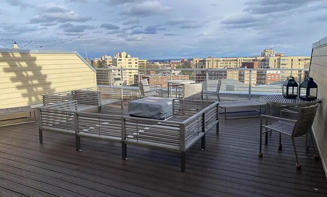 Foto del edificio - Stunning 2 BR/2 BA Condo in Adams Morgan! ...