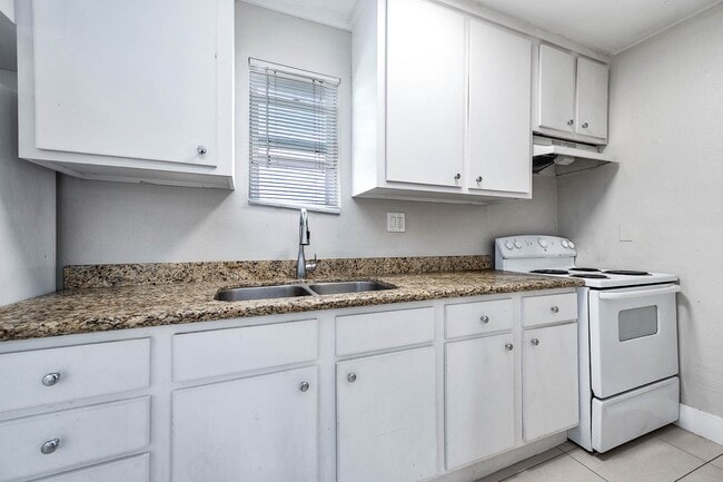 Building Photo - 1711 Fourcade St