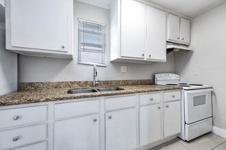 Building Photo - 1711 Fourcade St