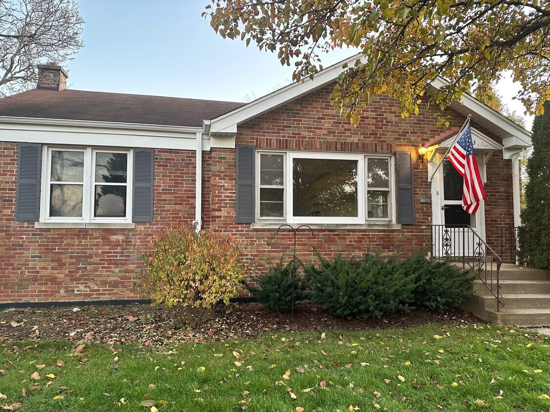 Primary Photo - 413 E Maple St