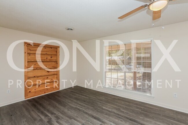 Building Photo - Beautiful 3 Bedroom Brick Bungalow in Pear...