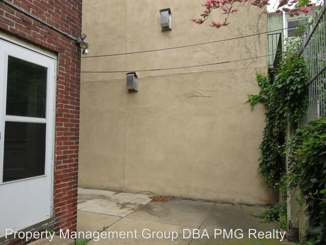 Building Photo - 743 N Warnock St
