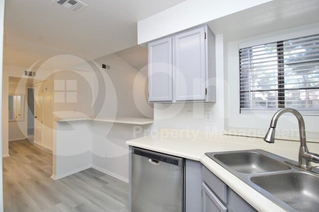 Foto del edificio - 533 W Guadalupe Rd