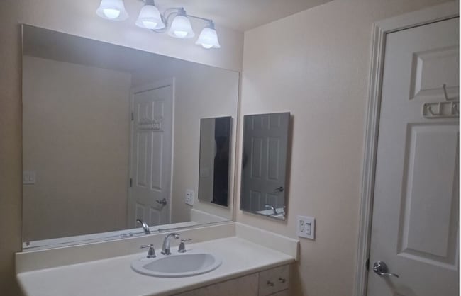 Foto del edificio - 1101 S Main St