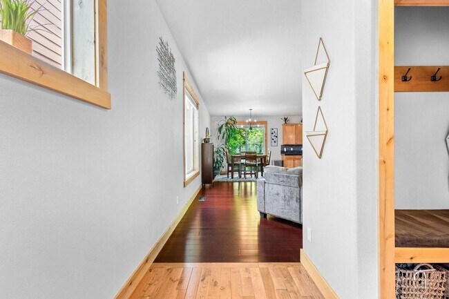 Building Photo - Seasonal Rental - Available August 16, 202...