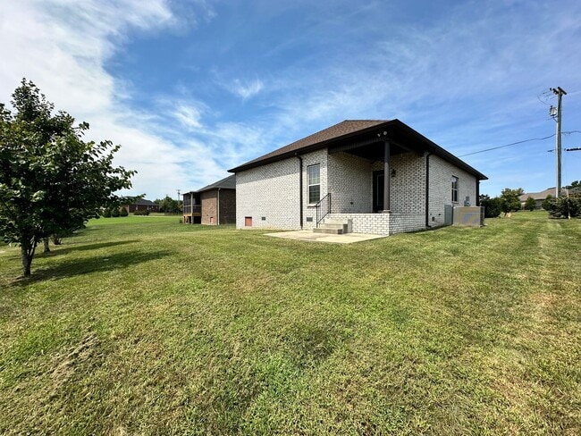 Building Photo - Stunning 3 Bedroom 2 Bath House