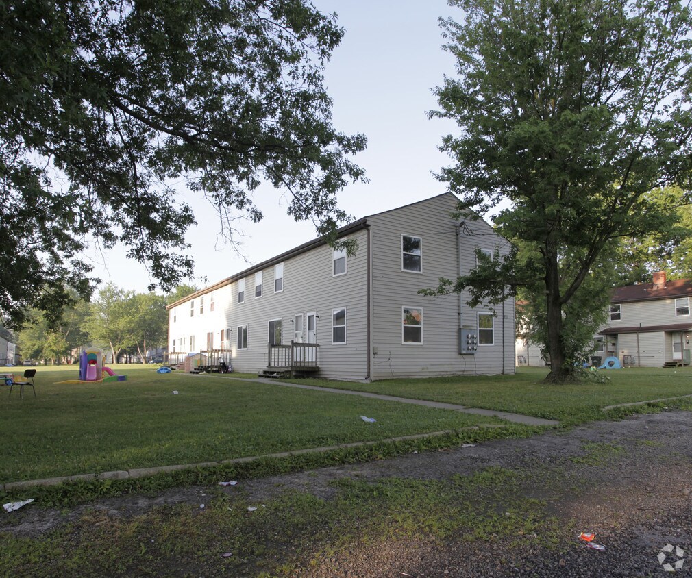 Building Photo - 9145 Maple Grove Rd