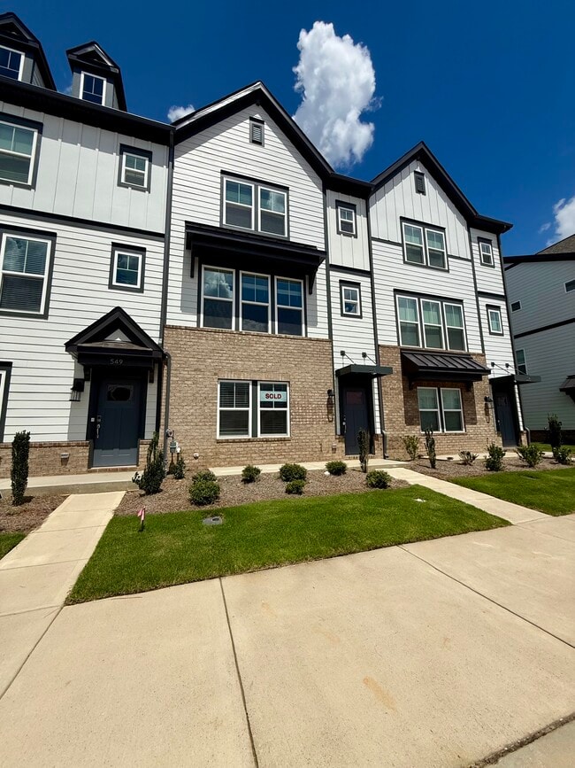 Building Photo - 551 Silver Star Blvd
