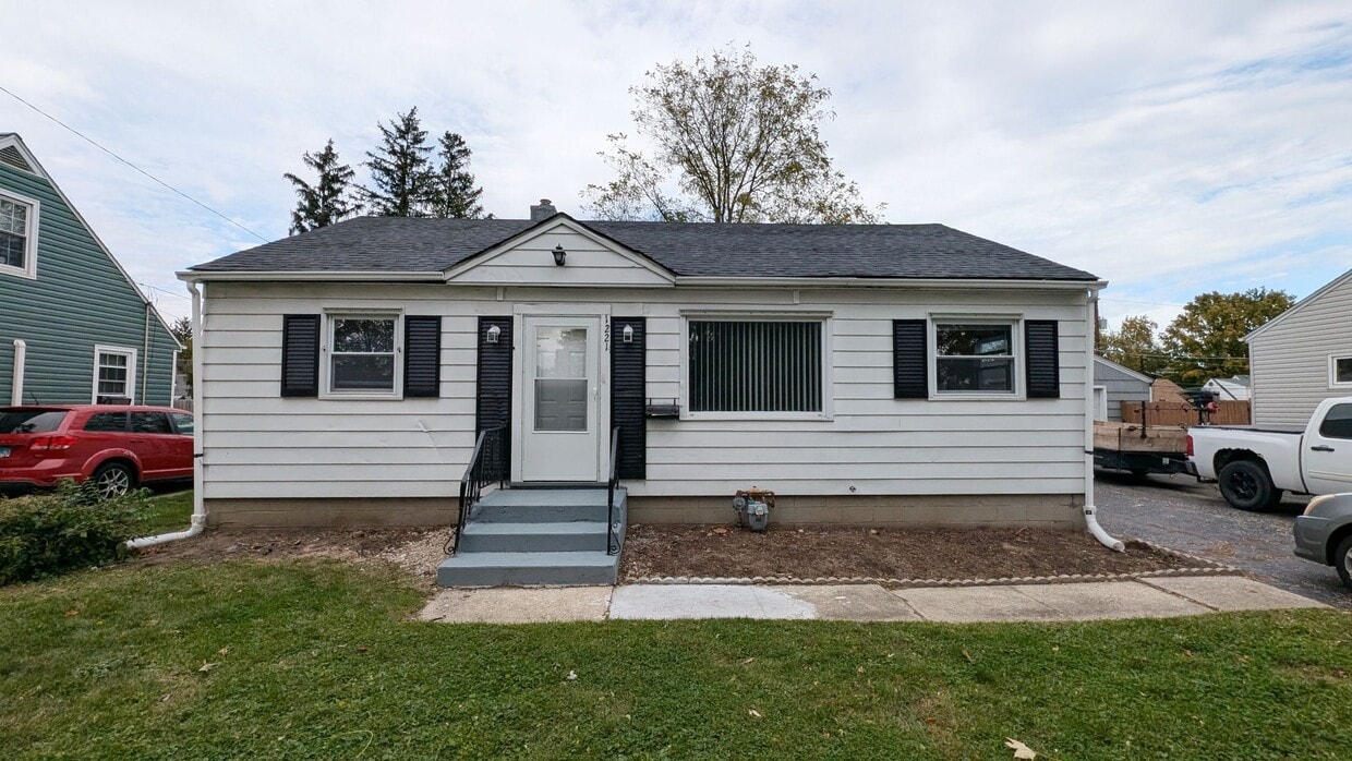 Foto principal - 3 bd 1.5 ba ranch home with screened back ...