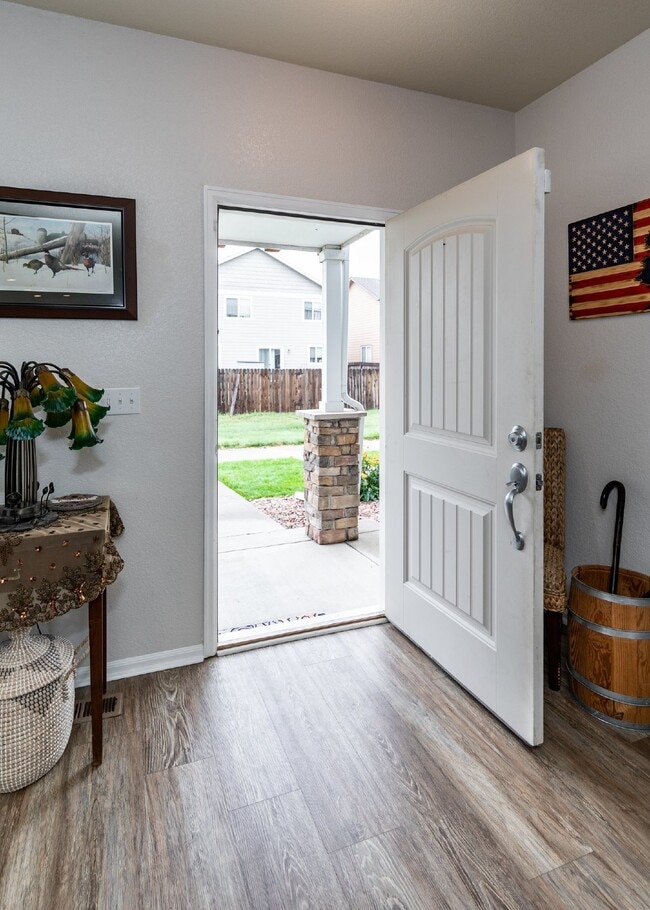 Building Photo - Spacious townhome with low maintenance.