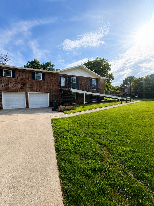Spacious Maryville City Rental with Finished Basement & Lawn Care Included! - Spacious Maryville City Rental with Finished Basement & Lawn Care Included!