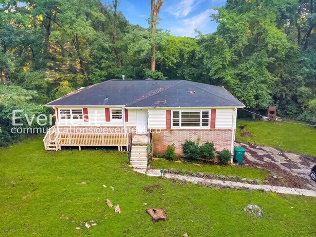 Foto del edificio - Charming Home with Deck and Garage in Prime Location | Pet Friendly